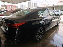 نيسان ألتيما